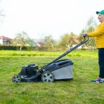 Entretien des pelouses : Techniques de tonte et d’aération pour un gazon verdoyant