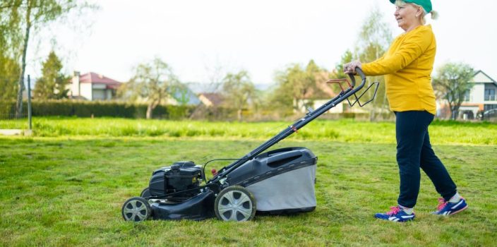 Entretien des pelouses : Techniques de tonte et d’aération pour un gazon verdoyant