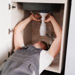 Comment installer un lavabo extérieur avec un système de drainage efficace ?